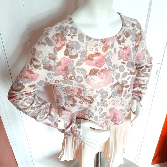Floral Sweater with Pleated Detail - Picture 2 of 6